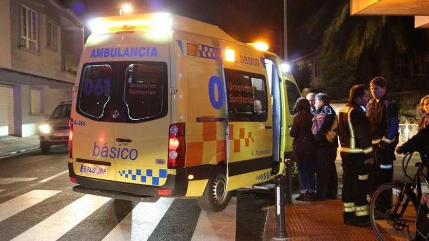 Vecinos y equipos de emergencias tras el accidente ocurrido en la Carretera do Conde. // Muñiz