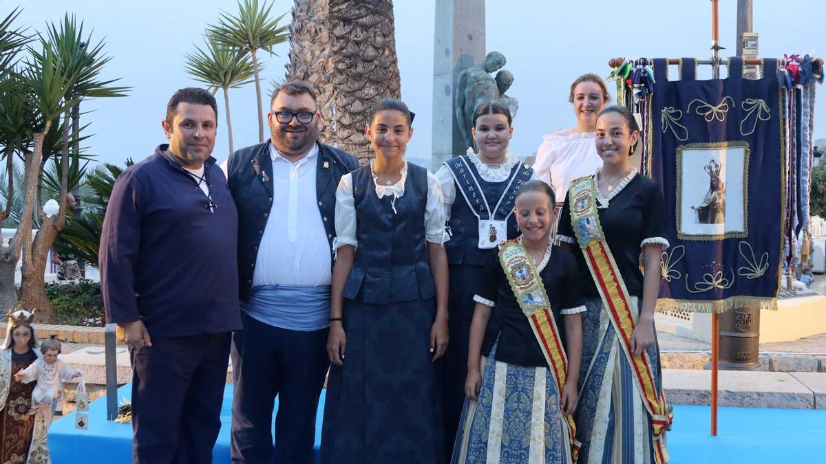 El presidente de la Comisión de Fiestas Patronales y el de las Fiestas del Carmen, junto a las marineras de honor saliente y entrante y las reinas de las Fiestas Mayores.