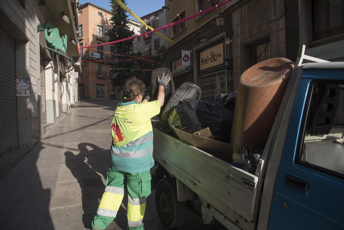 Imatge d'arxiu d'una treballadora de la neteja de la via pública de Manresa
