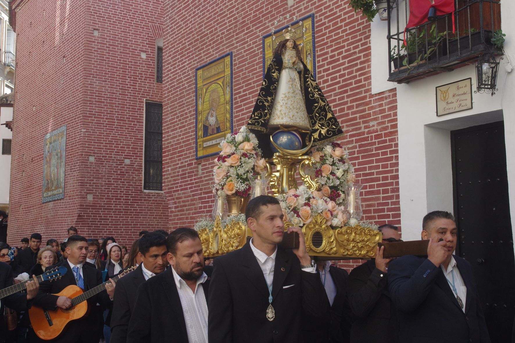 La comunidad paraguaya de Málaga procesiona a su Virgen de Caacupé por los Mártires