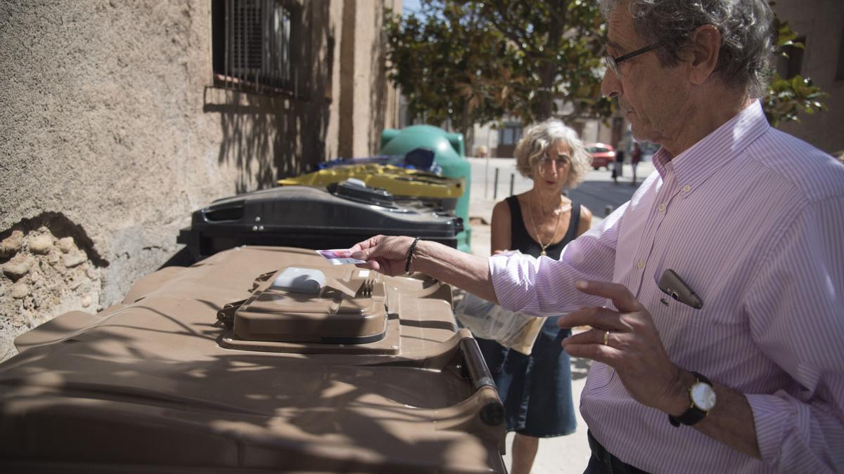 Un vecino usa su targeta para abrir un contenedor orgánico en Manresa.