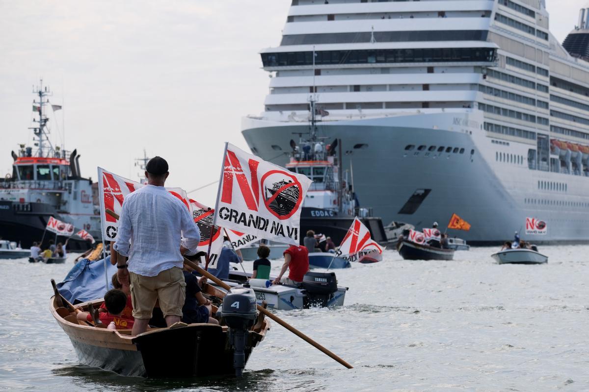 Protesta de los residentes en la ciudad italiana de Venecia contra la presencia de los grandes cruceros