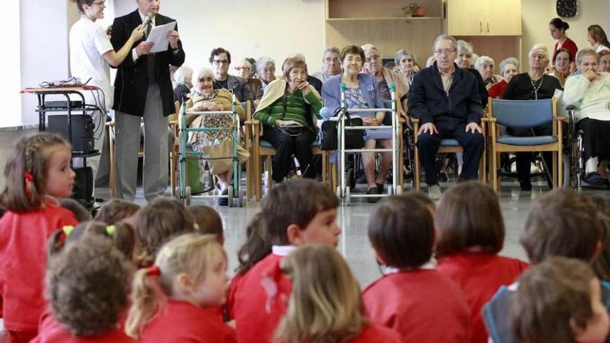 Encuentro intergeneracional entre niños de una escuela infantil y mayores de una residencia.