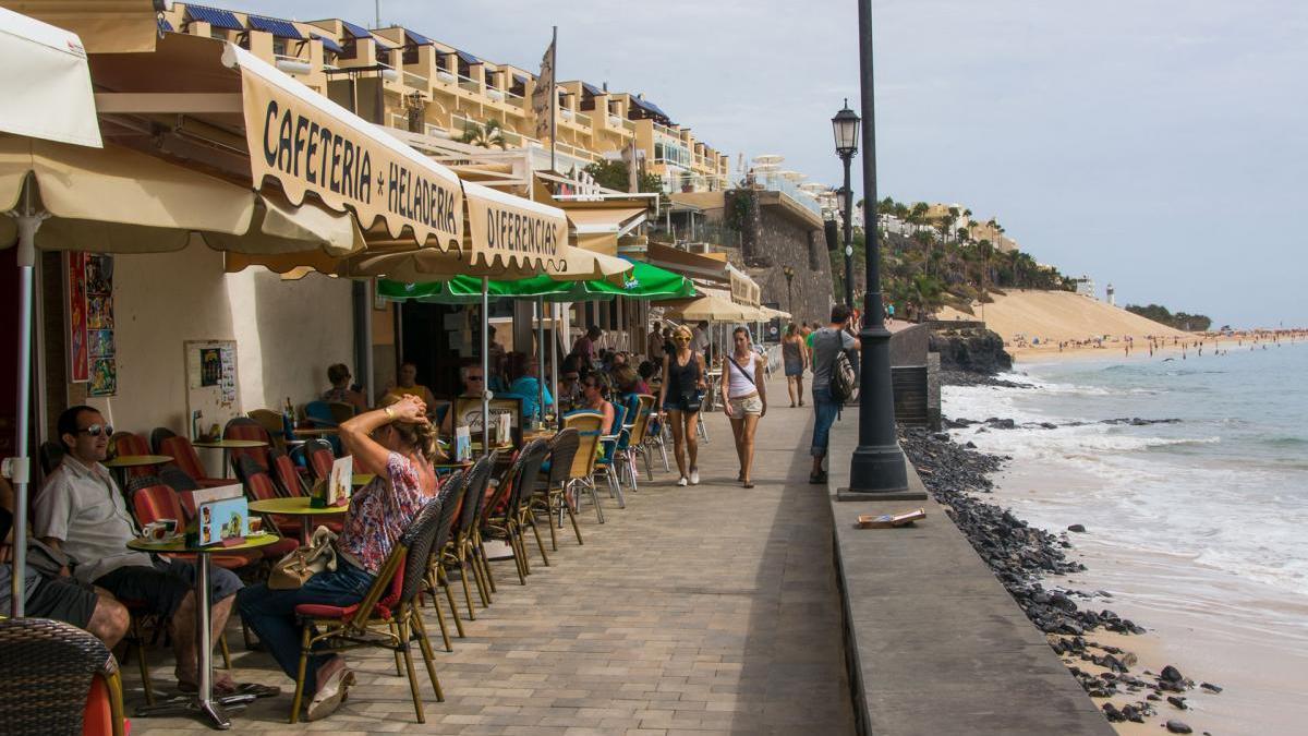 Avenida y playa de El Matorral, en Morro Jable.