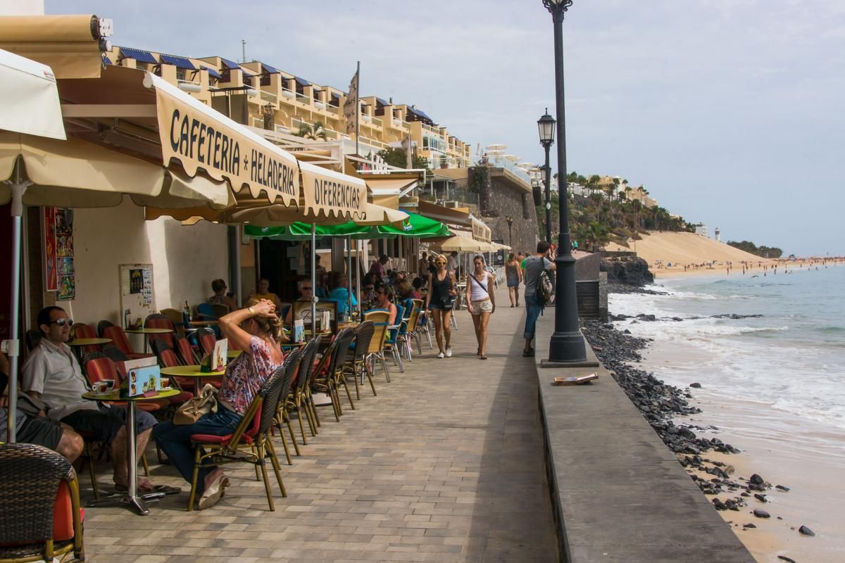 Avenida y playa de El Matorral, en Morro Jable.