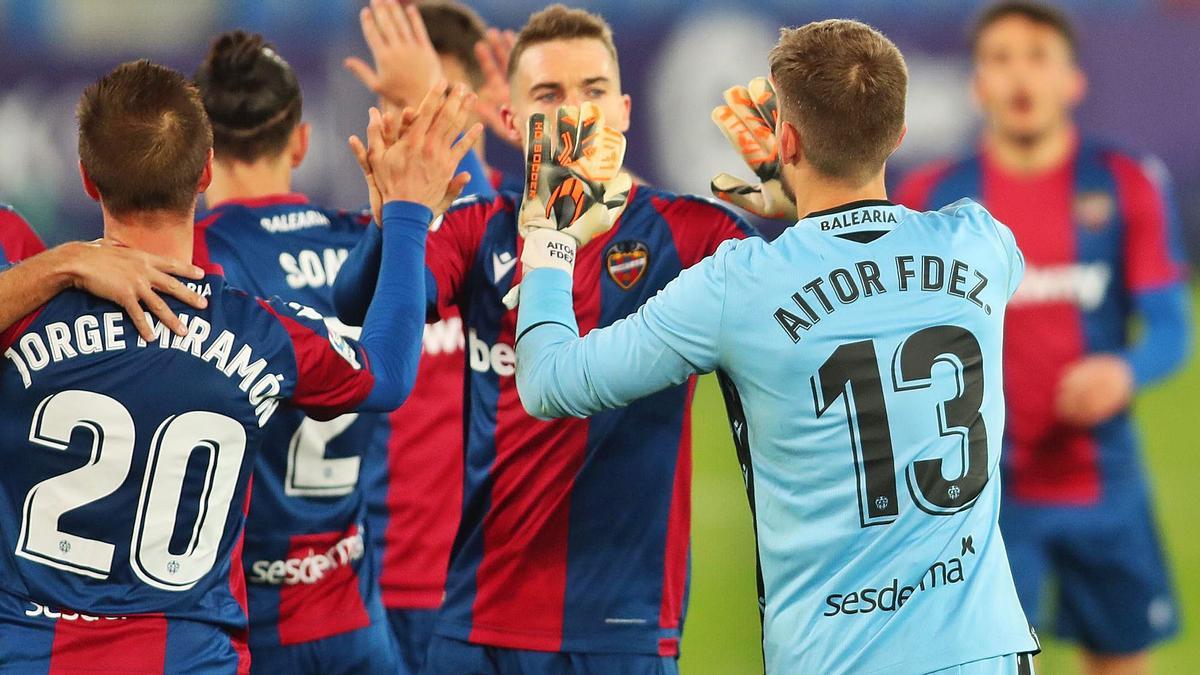 Los jugadores del
Levante UD celebran
el triunfo ante el Betis
. Levante-emv