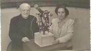 Antonia Ferrín Moreiras y Ramón María Aller en el observatorio de Santiago de Compostela.