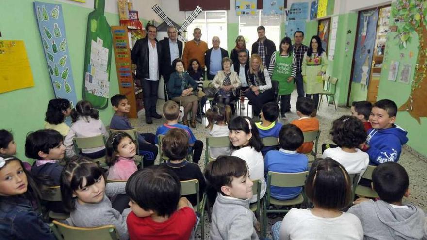 Los niños que estudian actualmente en el colegio, con docentes y antiguos alumnos.