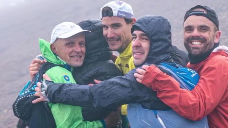 Seis corredores renuncian a la Transvulcania para salvar la vida de un atleta con hipotermia en plena cumbre de Gran Canaria