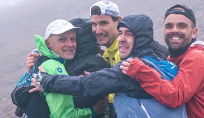 Seis corredores renuncian a la Transvulcania para salvar la vida de un atleta con hipotermia en plena cumbre de La Palma