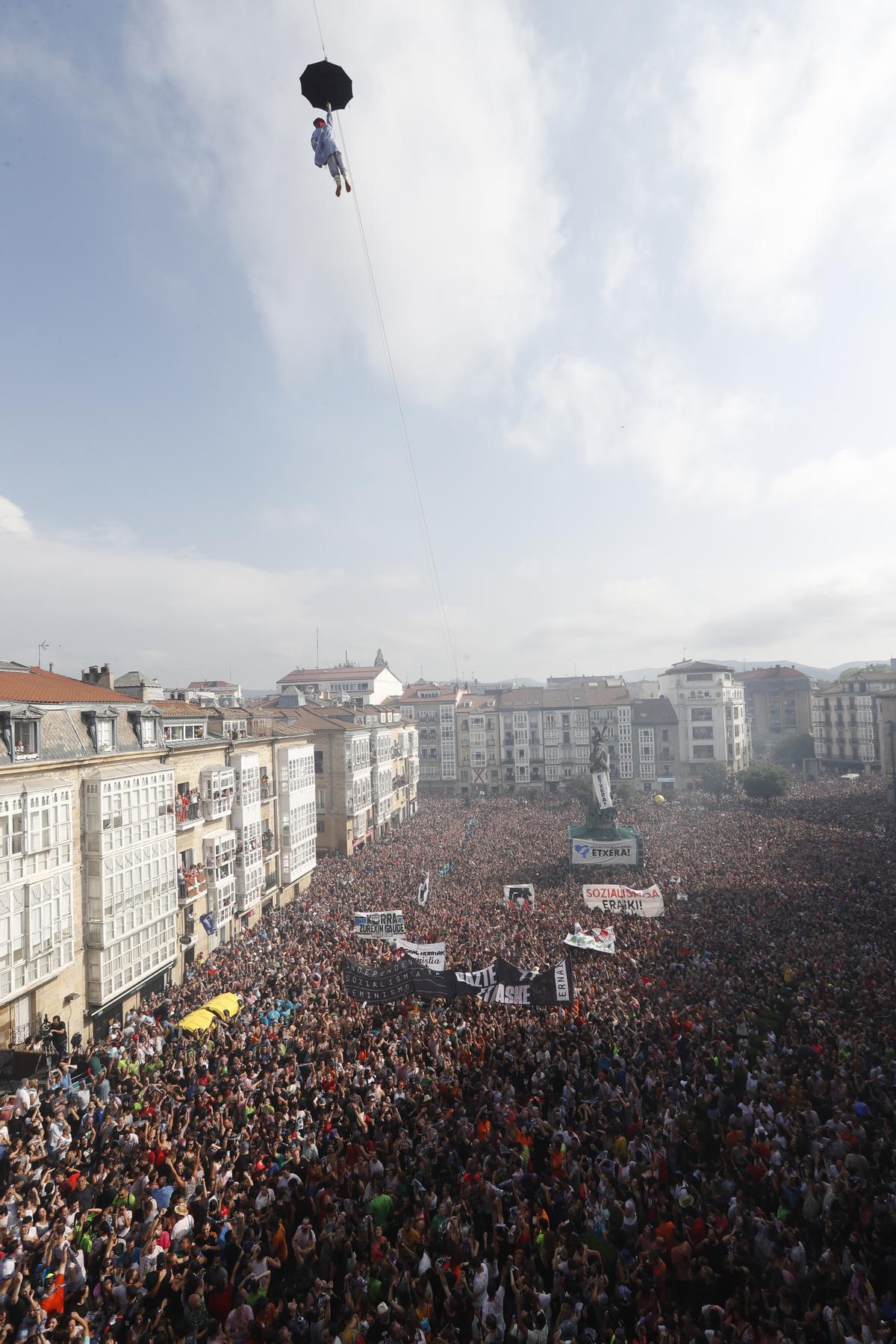 La bajada de Celedón da inicio a las fiestas de Vitoria