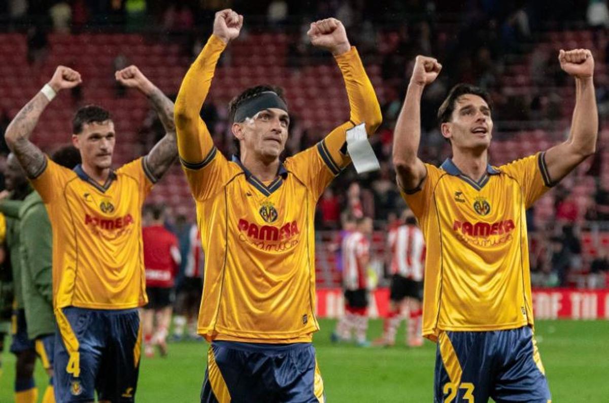 Gerard Moreno, Sergi Cardona y Rafa Marín celebrando la victoria del Villarreal CF ante el Athletic Club con los aficionados