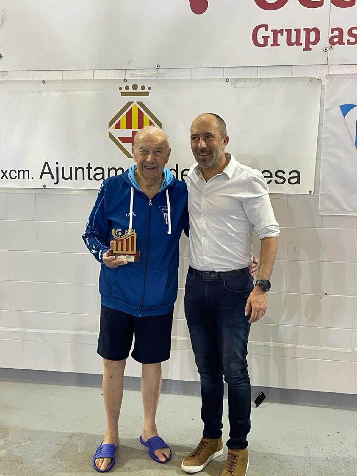 Jaume Cots amb l'alcalde Marc Aloy i el trofeu com a nedador de més edat del Campionat