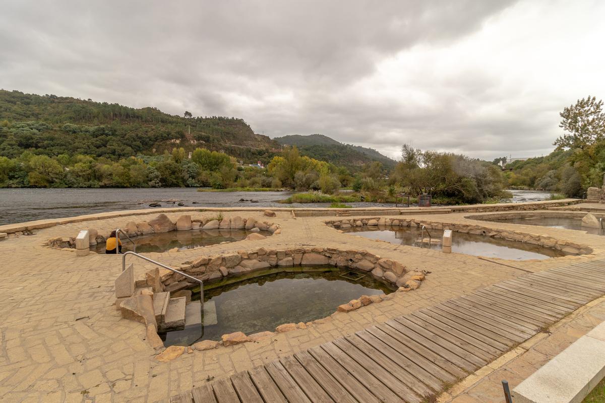 Baños romanos naturales al aire libre con vapor caliente y agua termal, baños termales de Chavasqueira, en Ourense, España