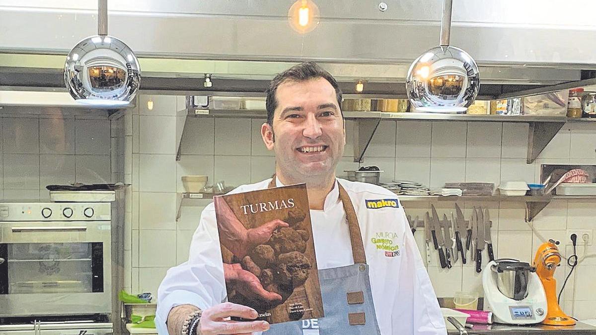 El cocinero David López sostiene su libro ‘Turmas. Para comérselas’.