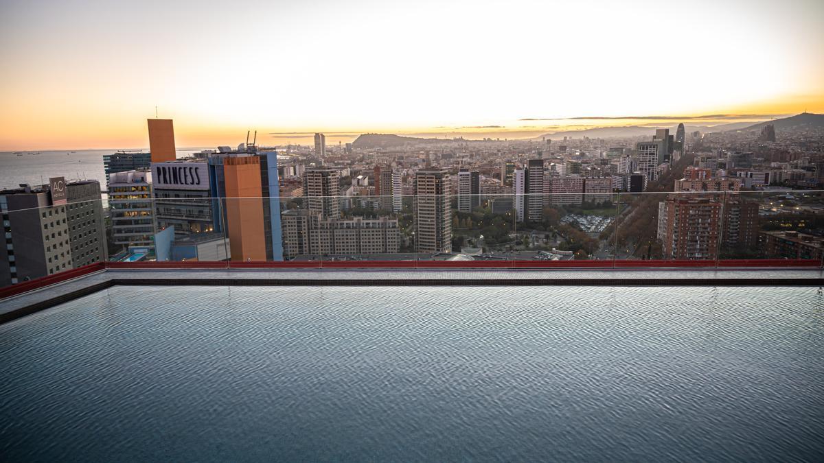 Piscina en el ático de un edificio