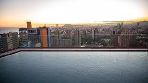 Piscina en el ático de un edificio (Manu Mitru).