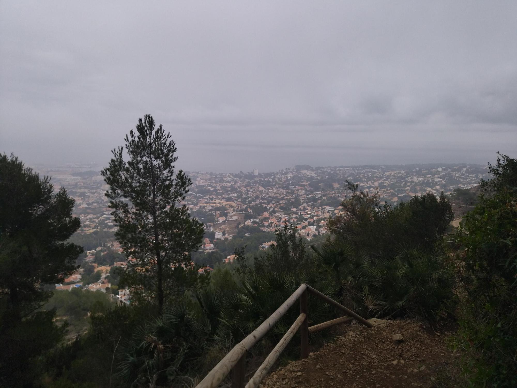 Imágenes: la Dénia brumosa desde el Montgó