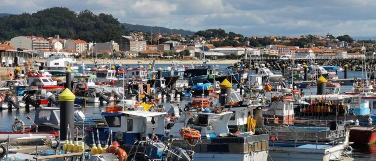 Pantalanes del puerto pesquero de Cangas, ayer, con la playa de Rodeira al fondo.   | // SANTOS ÁLVAREZ