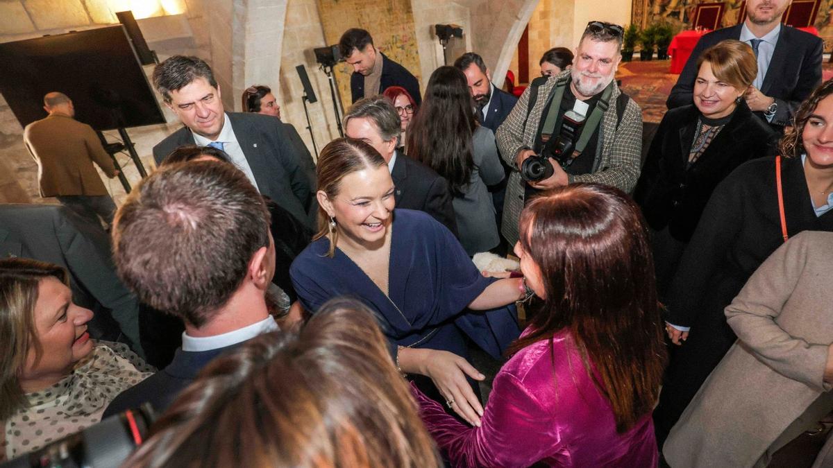 Prohens, saludando a la portavoz de Vox, Manuela Cañadas, en el acto del Día de la Constitución.