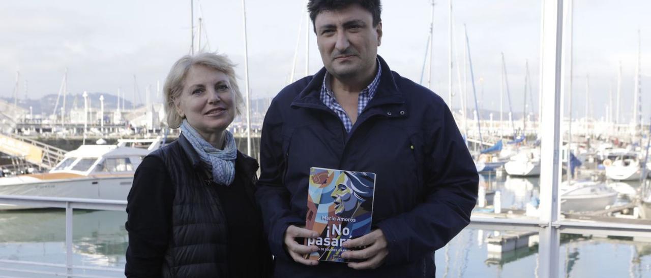 Dolores Ruiz-Ibárruri y Mario Amorós, ayer, en el puerto deportivo. | Fernando Rodríguez