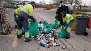 Trabajadores del Ayuntamiento de Alcorcón recogiendo basura.