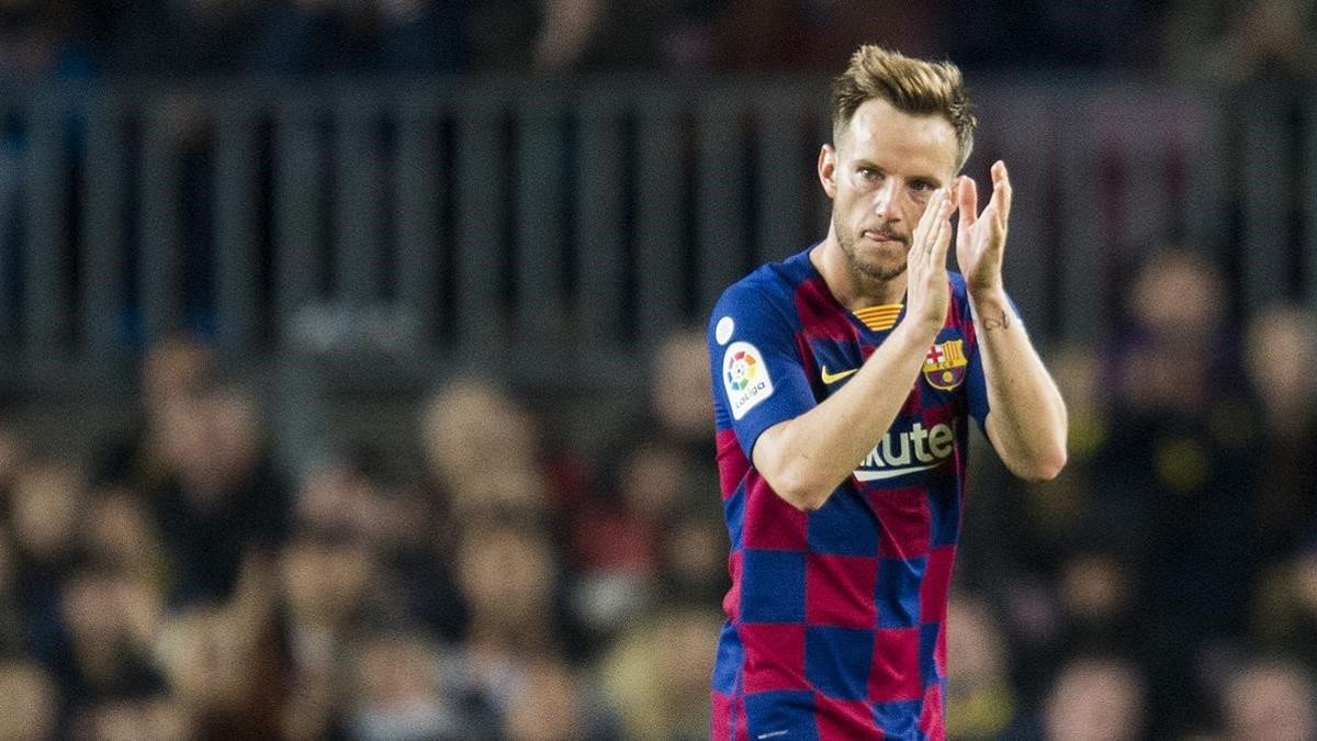 Rakitic  aplaude al Camp Nou en su sustitucion  durante el partido de liga entre el Fc Barcelona y el Mallorca