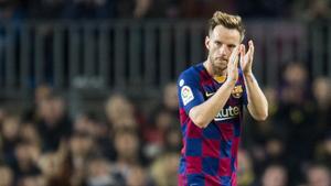 Rakitic  aplaude al Camp Nou en su sustitución  durante el partido de Liga entre el FC Barcelona y el Mallorca 