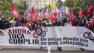 El secretario general de UGT, Pepe Álvarez (2i), y el secretario general de CCOO, Unai Sordo (2d), durante la manifestación de 2021 con motivo del Día del Trabajador en Madrid.