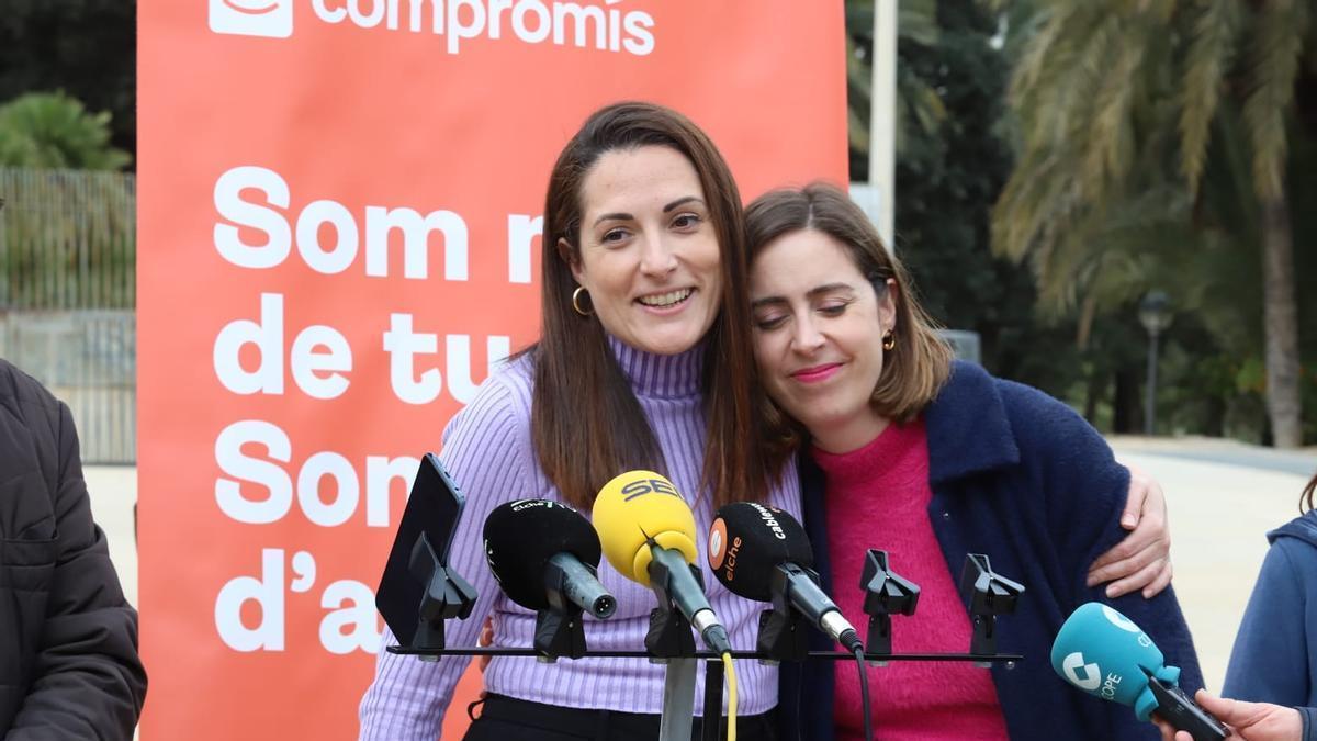 Marian Campello y Esther Díez, se abrazan, en la presentación de la candidatura