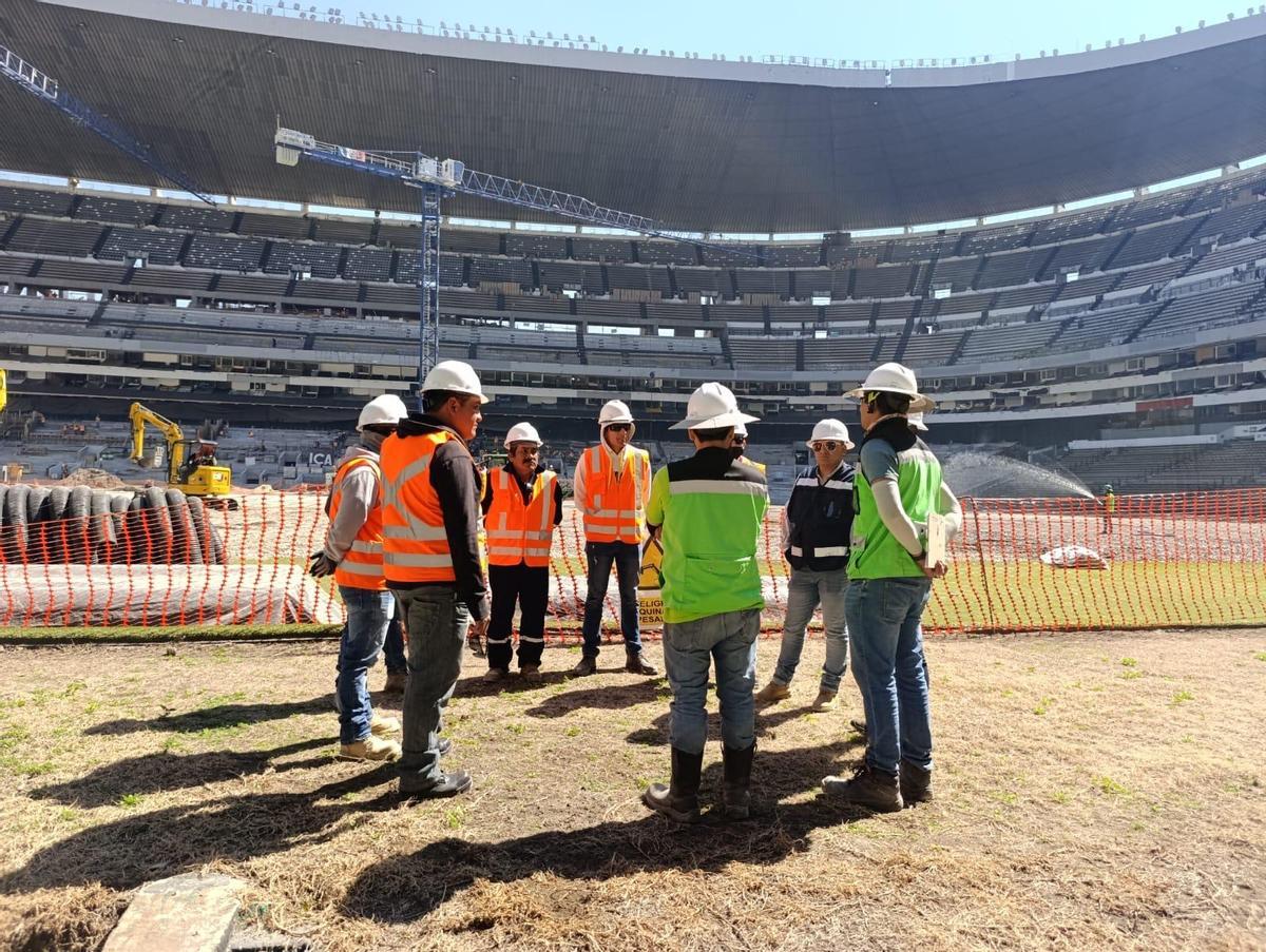 Alguns operaris treballant en la gespa de l’estadi Banorte (Azteca) de Ciutat de Mèxic, seu del Mundial i l’estadi que va acollir el partit inaugural de la competició.