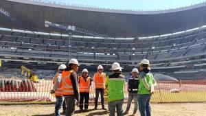 Alguns operaris treballant en la gespa de l’estadi Banorte (Azteca) de Ciutat de Mèxic, seu del Mundial i l’estadi que va acollir el partit inaugural de la competició.