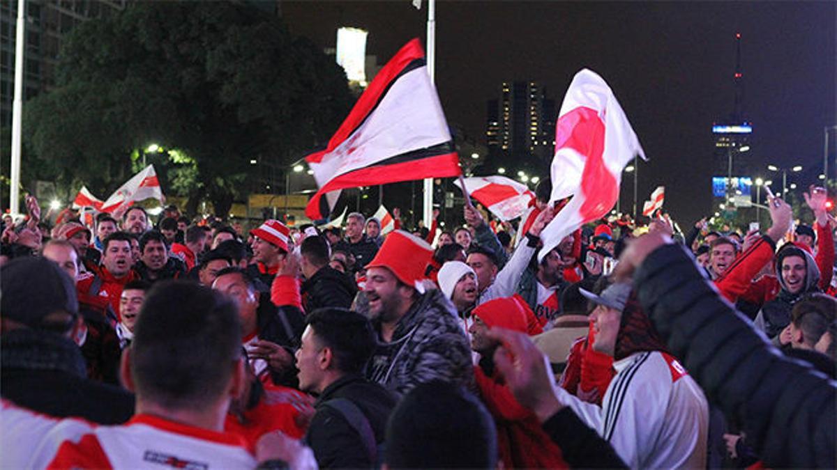 Los hinchas del River Plate celebran una nueva Recopa Sudamericana en Buenos Aires