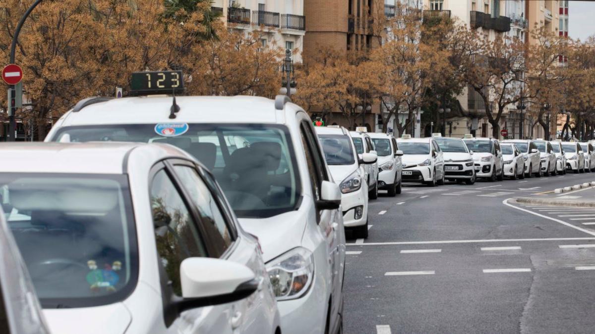 Los taxistas advierten que su situación es &quot;insostenible&quot;