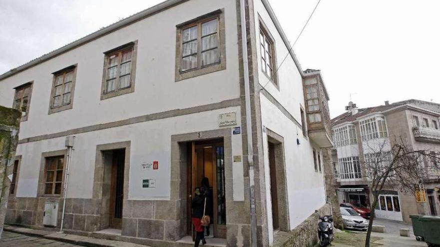 Obras para mejorar el edificio del barrio histórico  |  El gobierno local realizará obras en el aula de la UNED del Casco Vello por valor de 45.000 euros. Los trabajos, que durarán un mes, consistirán en un nuevo tratamiento a la madera que se ha deteriorado en puertas, galerías y ventanas. Caballero anunció ayer los trabajos y afirmó que el inmueble en el que se imparten las clases, la antigua Casa Rectoral del barrio histórico (en el número 3 de la calle San Vicente, propiedad de la Diócesis de Tui-Vigo), es un edificio &quot;histórico de gran importancia&quot;. El Concello se hace cargo de todos los gastos de funcionamiento del aula.