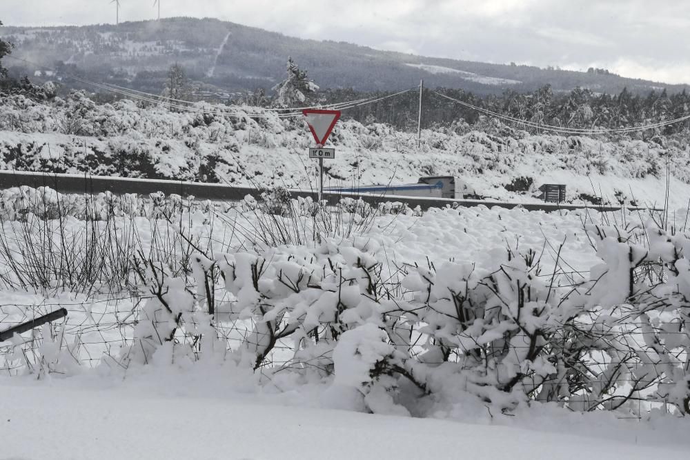 La nieve complica el tráfico en la A-6