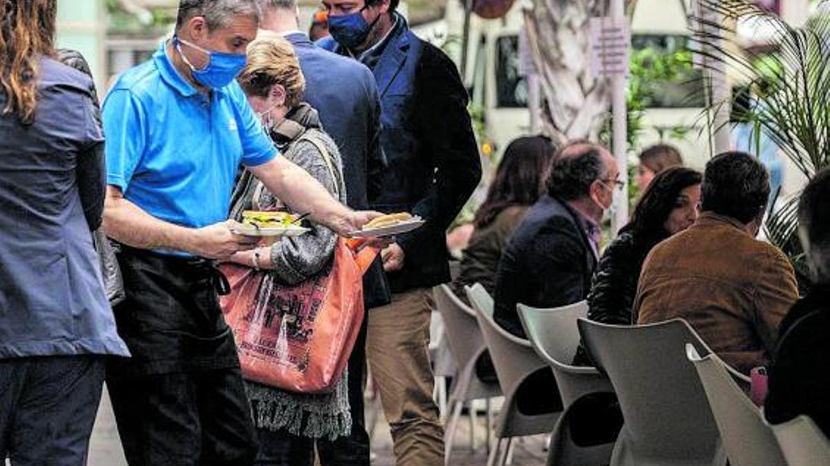 Un camarero atiende a los clientes de una terraza de Santa Cruz de Tenerife. | | ANDRÉS GUTIÉRREZ