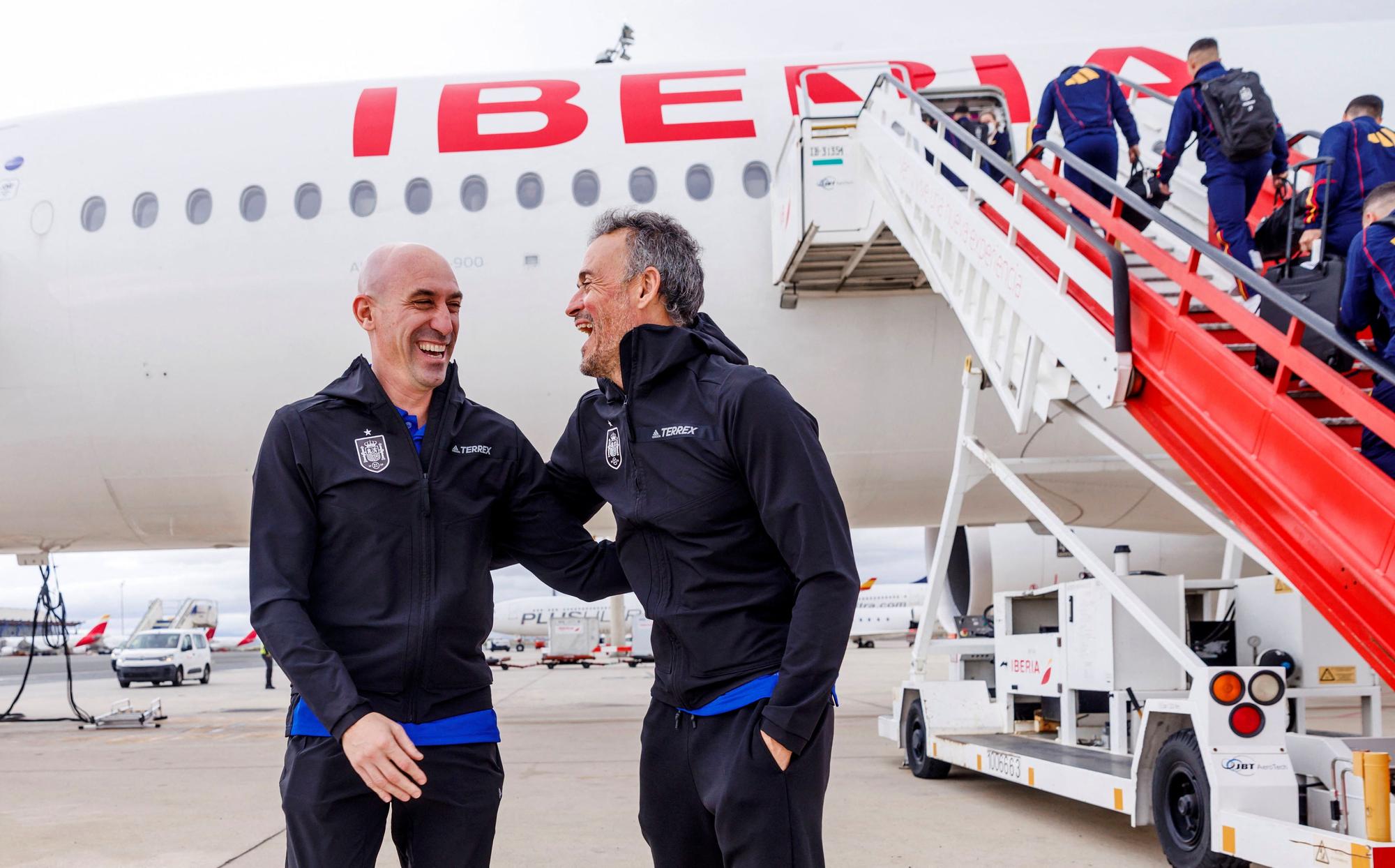 Luis Enrique y Luis Rubiales bromean a pie de avión antes de partir rumbo a Jordania y Qatar.