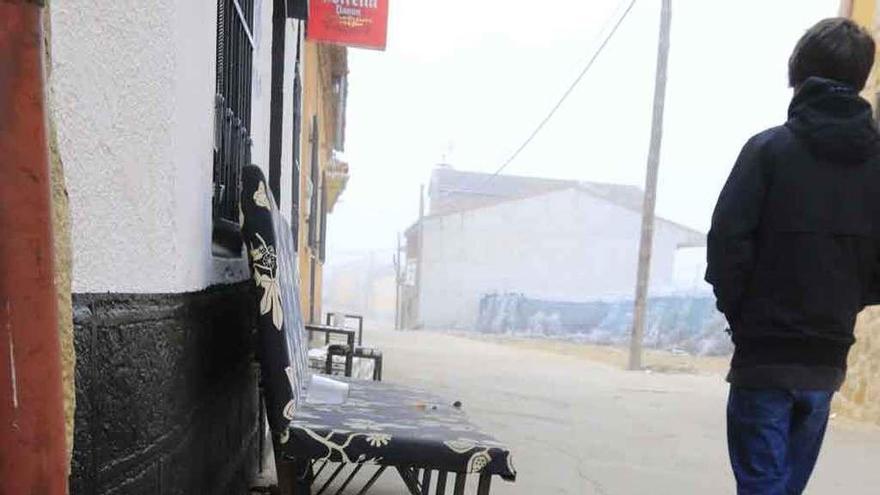 Asientos a la puerta del bar y un zapato de fiesta.