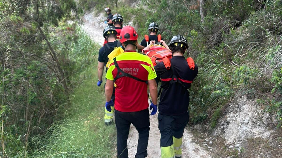 La mujer es trasladada en camilla por bomberos y protección civil