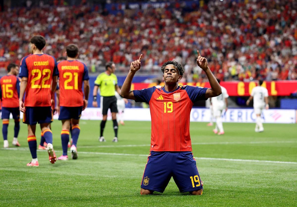 Lamine Yamal celebra su gol en solitario después de ser agasajado por sus compañeros en el España-Arabia Saudí de Atlanta.