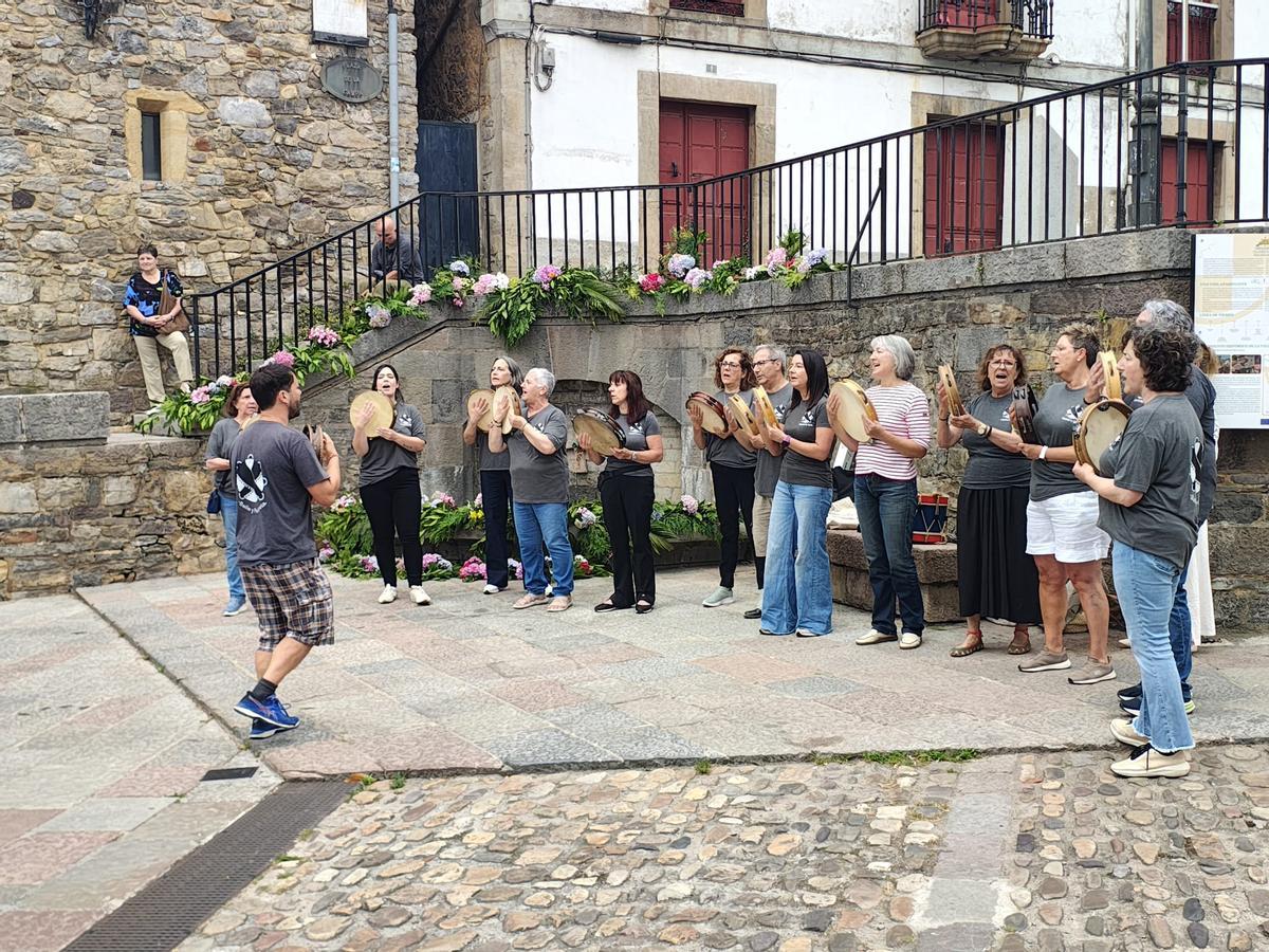 El enramado de la fuente de La Campa por San Juan en Salas, en imágenes