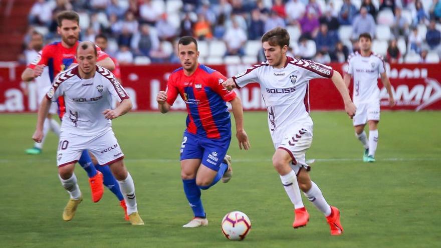 Febas conduce el balÃ³n en un partido con el Albacete.