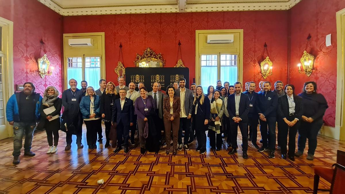 Representantes de entidades vinculadas al deportes y de la administración posan en el Parlament