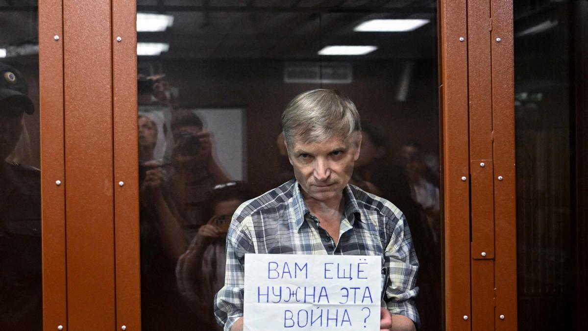 Alexei Gorinov con un cartel en el que se lee &quot;&quot;¿Todavía necesitas esta guerra?&quot;&quot;