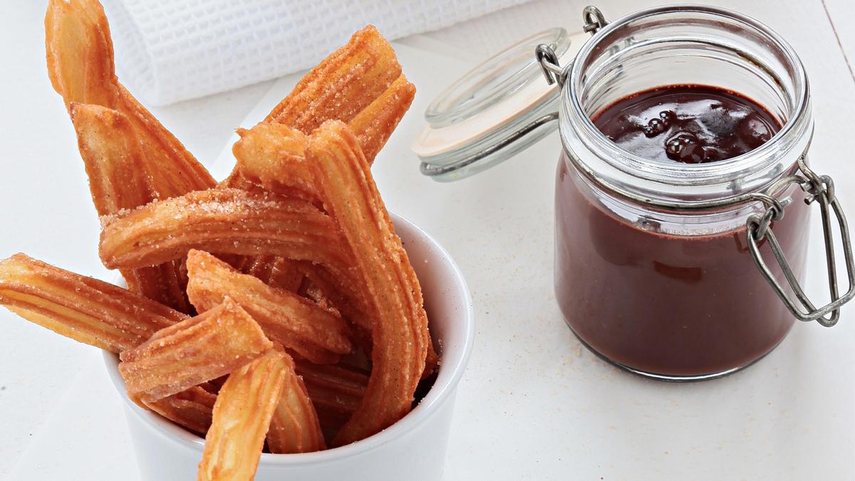 Churros werden traditionell mit dickflüssiger heißer Schokolade gegessen.