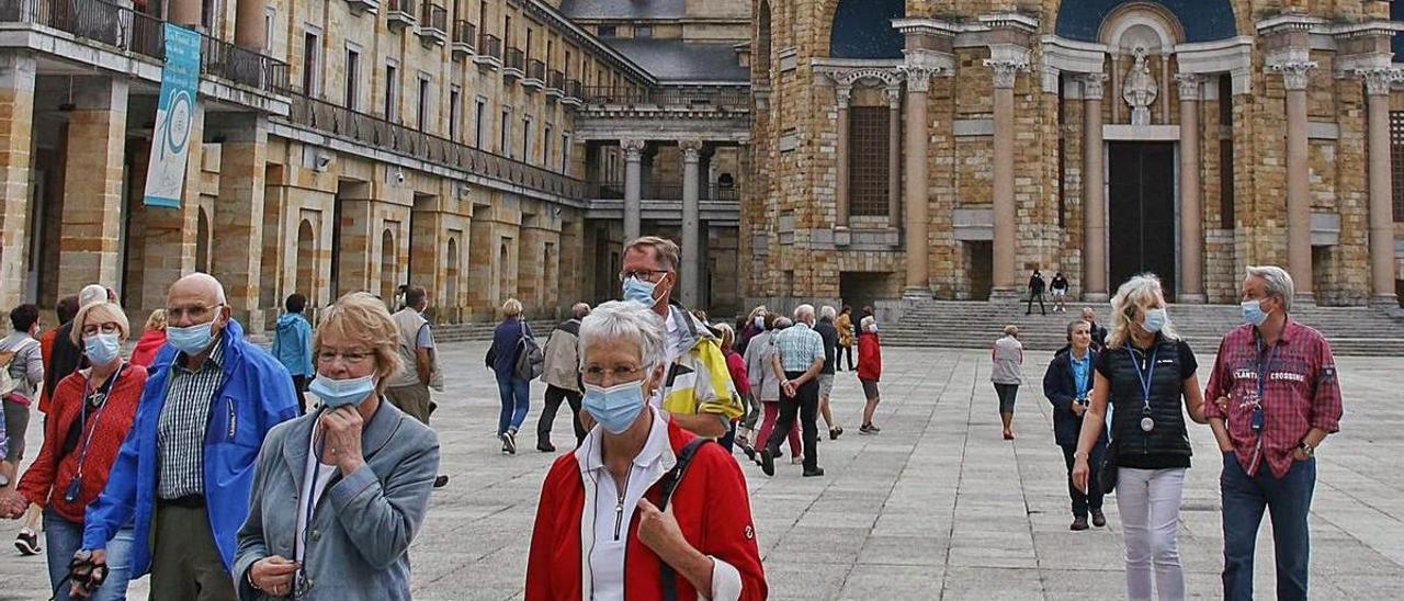 Los turistas en el patio de la Universidad Laboral. | Pablo Solares