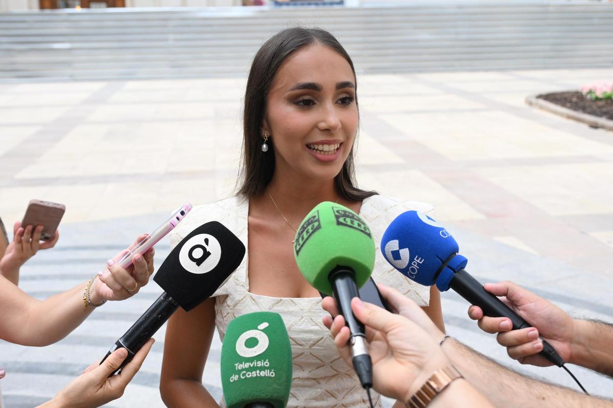 María Collados, reina de las fiestas de Castelló 2027, atendiendo a los medios.