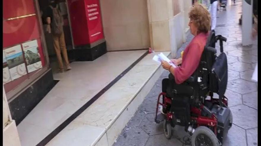 Quejas por la falta de accesibilidad en la Cámara de Comercio de Alicante