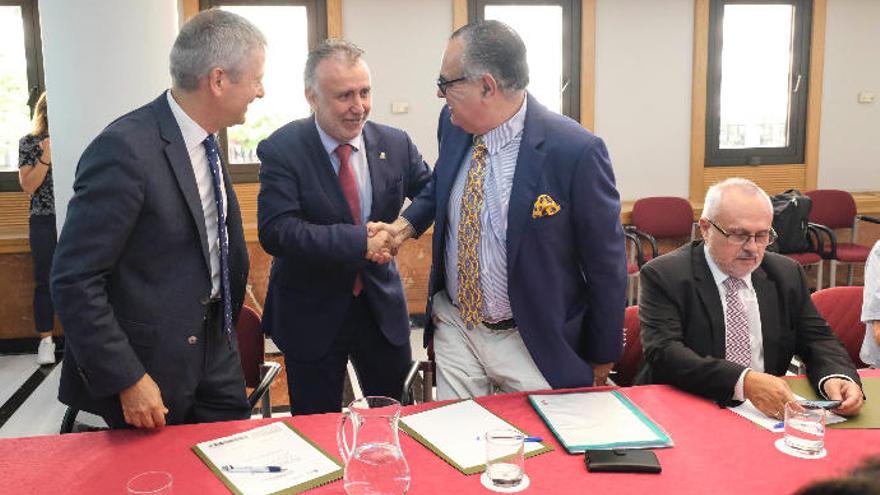 Agustín Manrique de Lara, Ángel Víctor Torres y José Carlos Francisco, ayer en Presidencia.